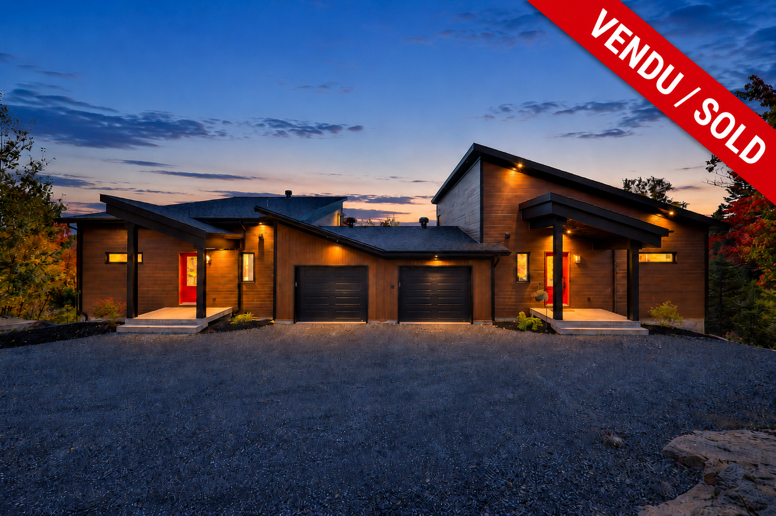 Maison au crepuscule avec ruban Vendu Sold